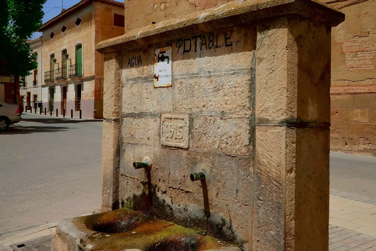 Une vieille fontaine en pierre à deux becs