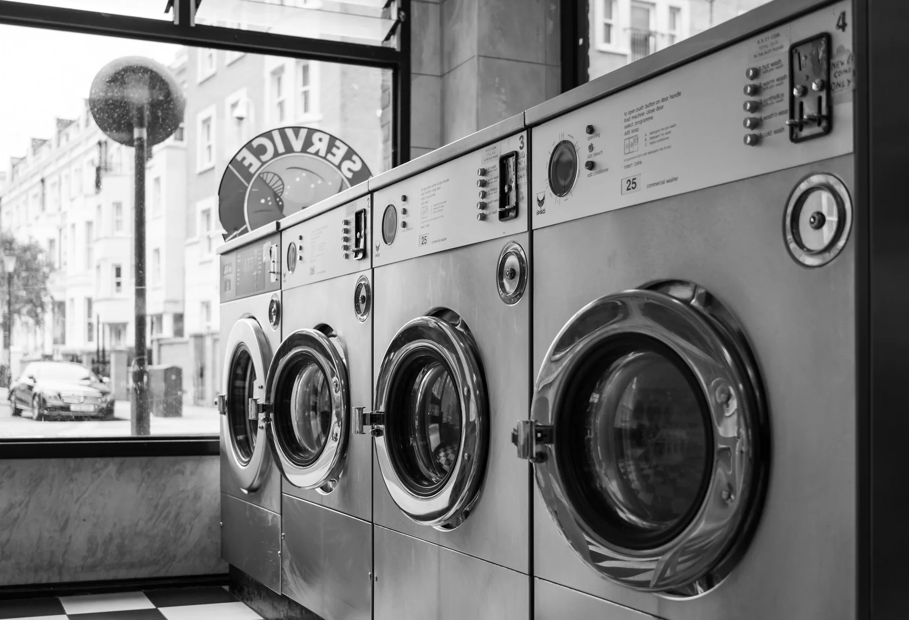Une laverie en libre-service : une rangée de machines
