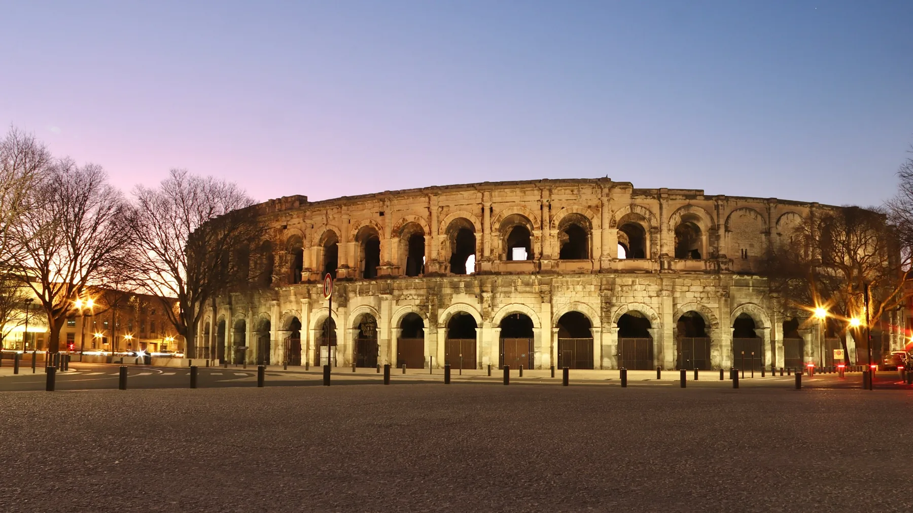 Les Arènes de Nîmes à la tombée du jour