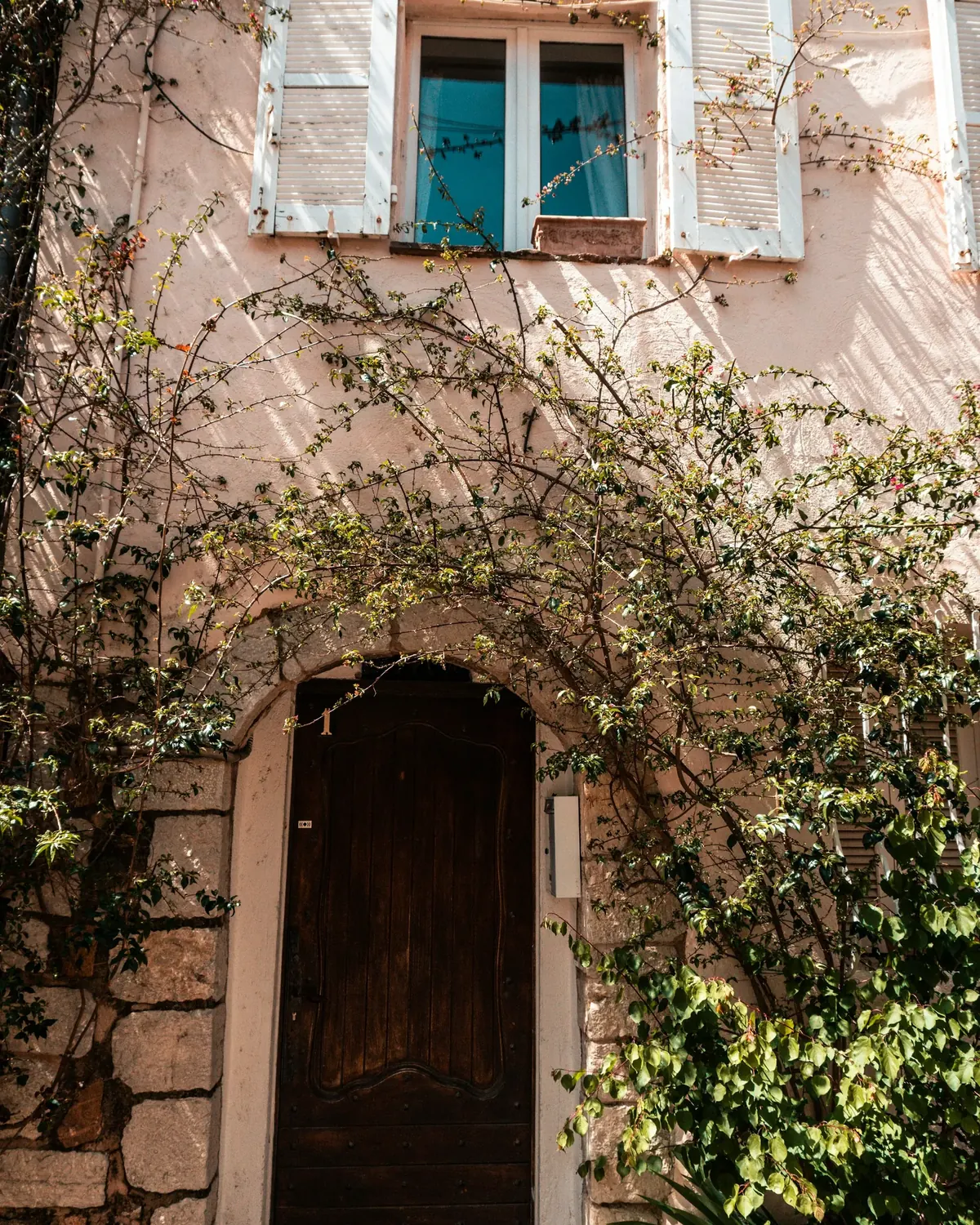 Une vieille façade du Sud : volets et porte en bois
